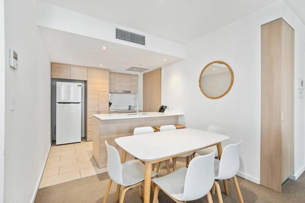 Breezy Seaview 2br In Broadbeach Apartment *