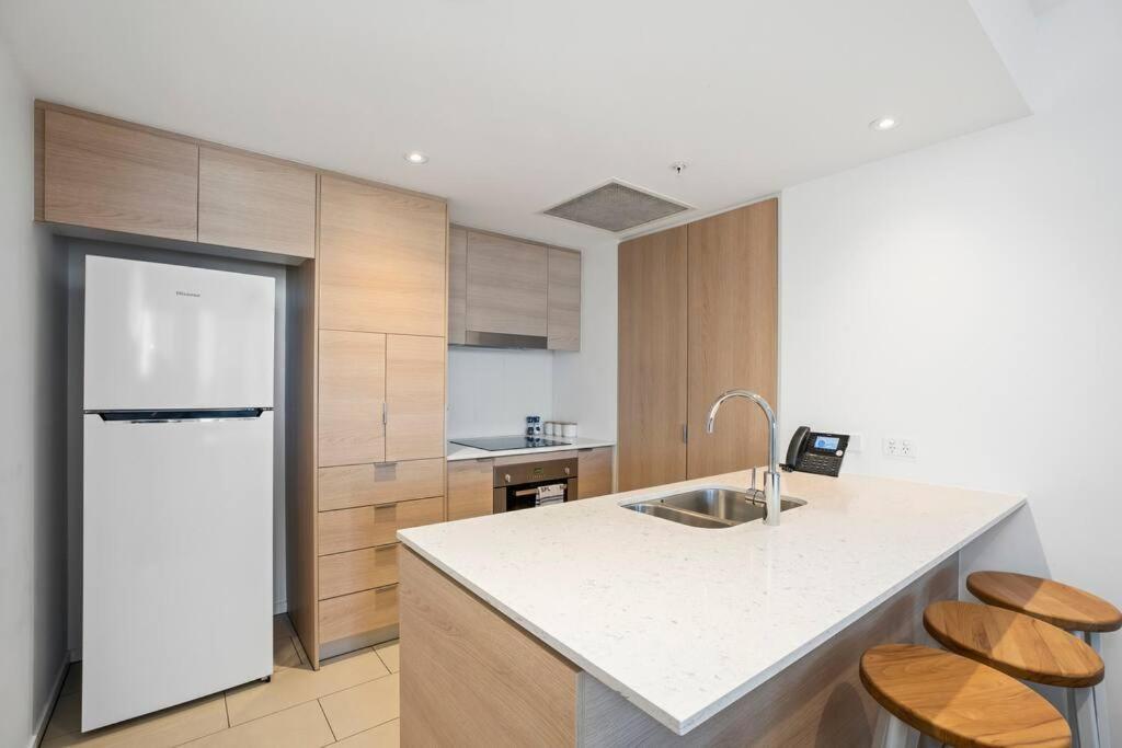 Breezy Seaview 2br In Broadbeach Gold Coast